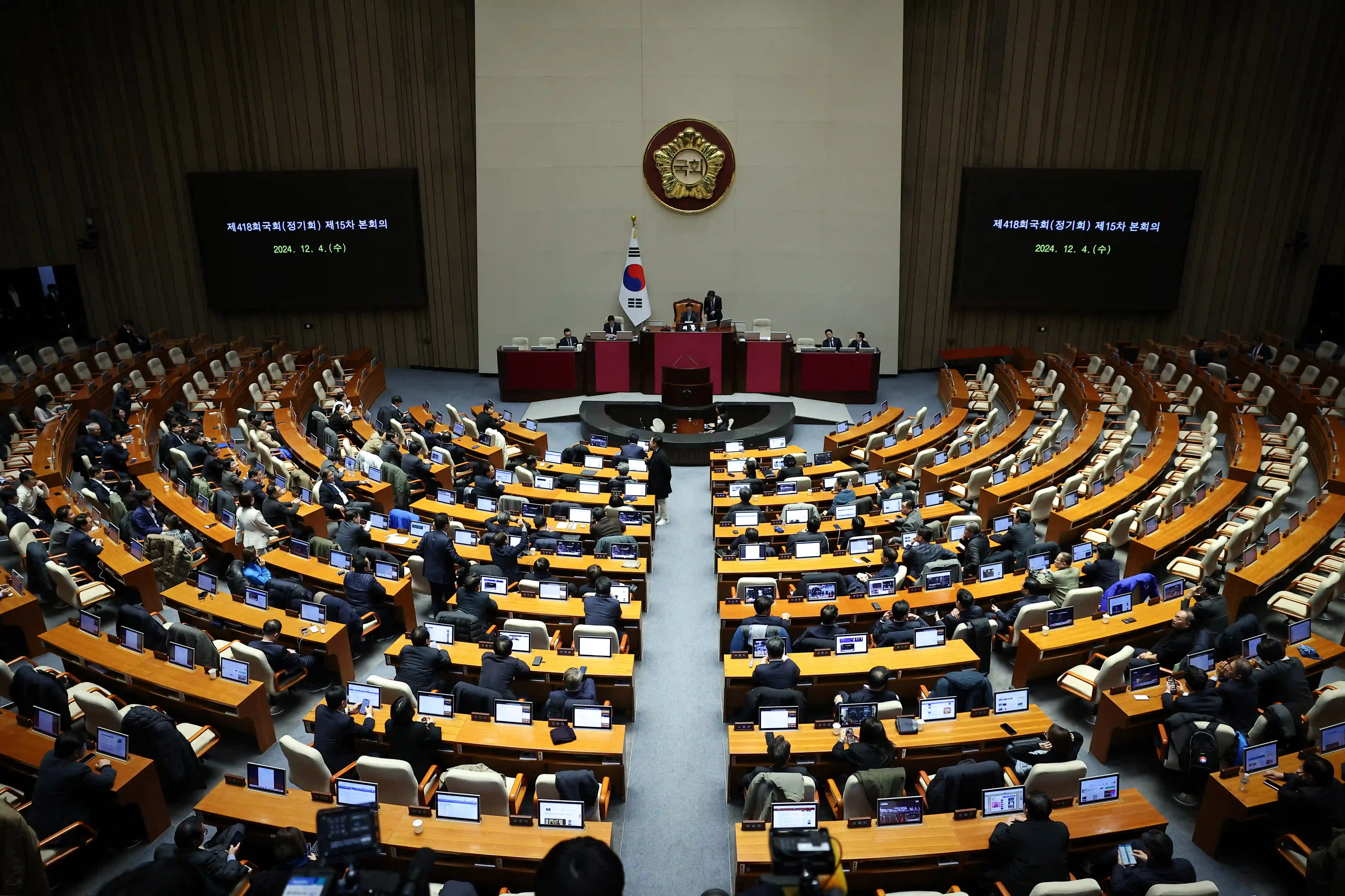 Koreýa Respublikasynda halk deputatlary, prezidentiň harby dolanşyk yglan etmegine garşylyk görkezdi