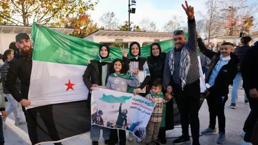 Miles de sirios celebran “el fin de una guerra que parecía interminable”