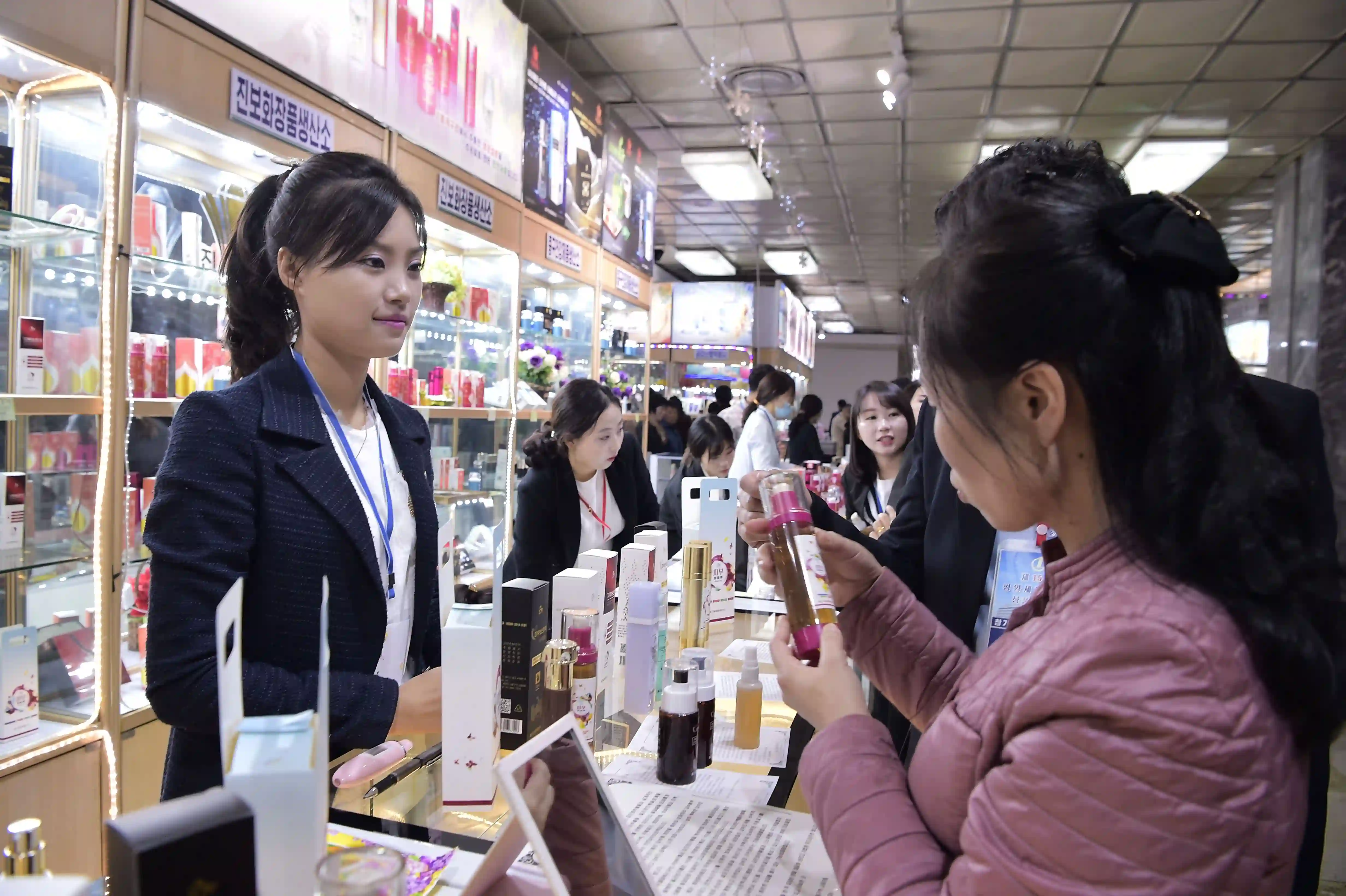 As meninas são prejudicadas por produtos anti-envelhecimento promovidos nas redes sociais