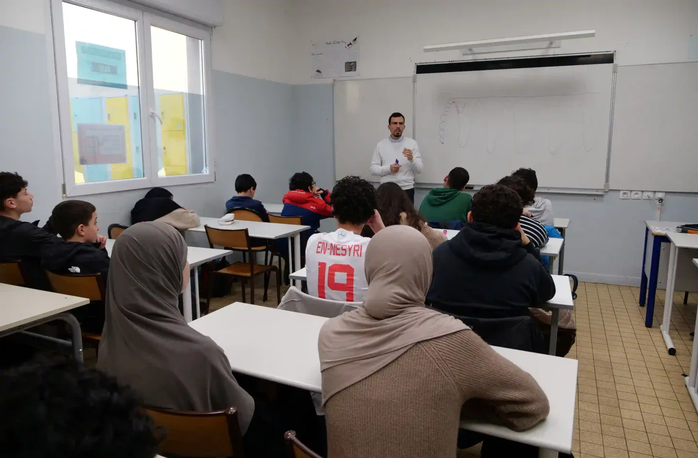 Retailleau, favorable à l'interdiction du voile dans les universités et les sorties scolaires