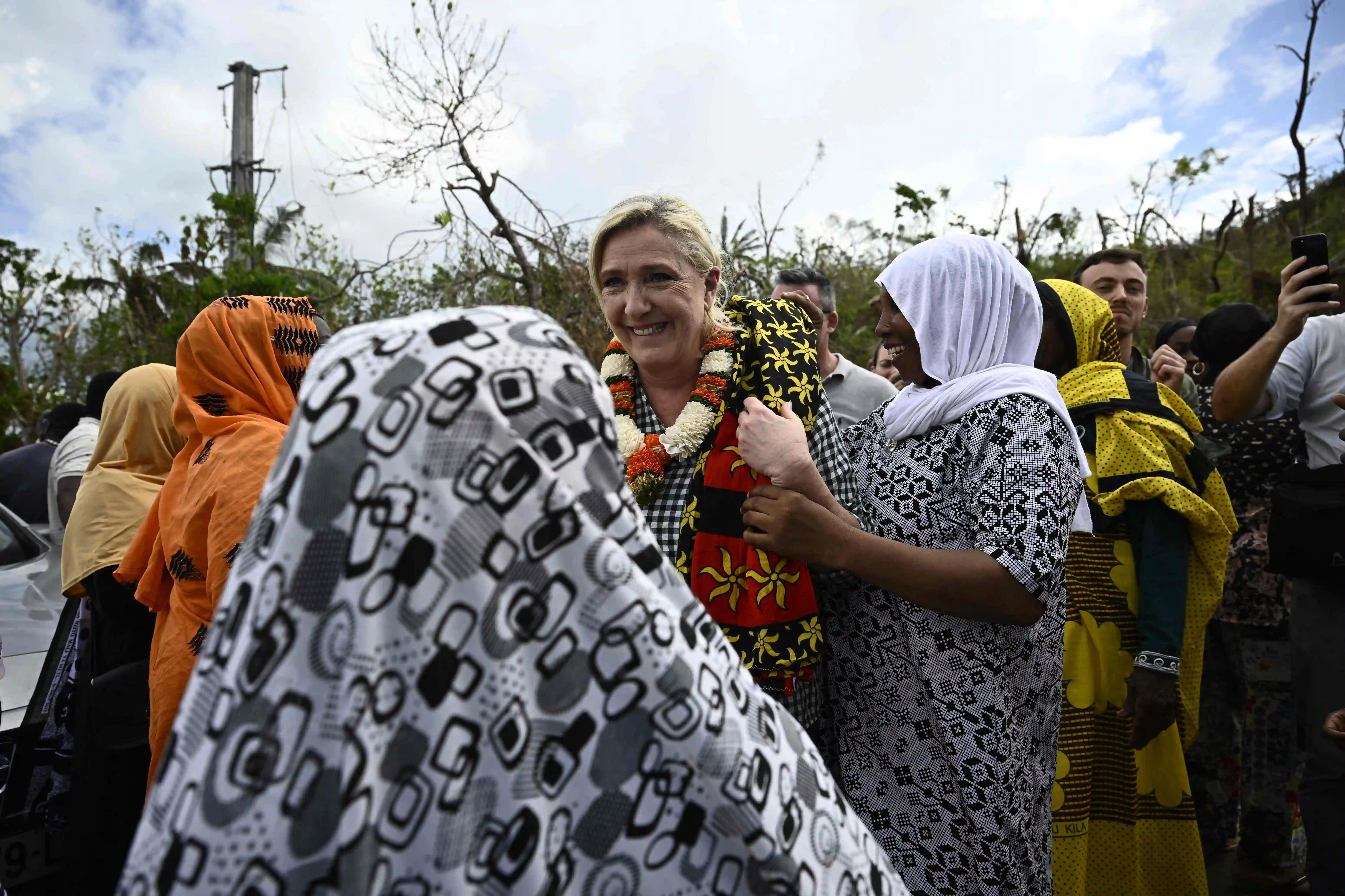 Mayotte: Marine Le Pen tacle le gouvernement