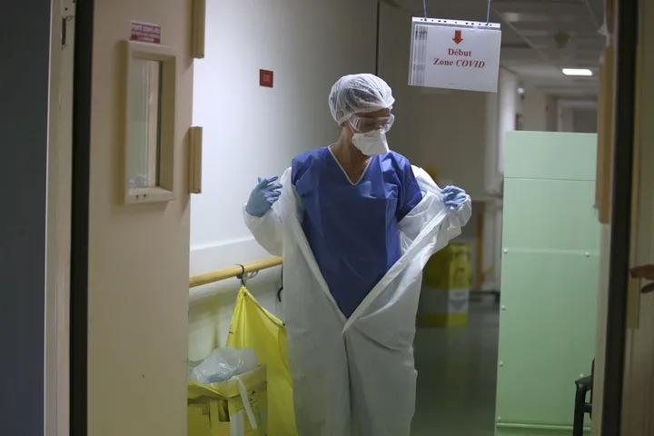 Refus d’ôter son calot: une infirmière suspendue huit mois après l’annulation de son licenciement