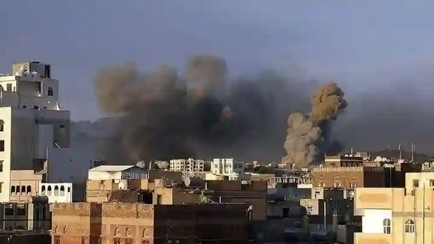 جيش الاحتلال يقصف ميناء الحديدة باليمن ويستهدف صهاريج وقود وآليات هندسية