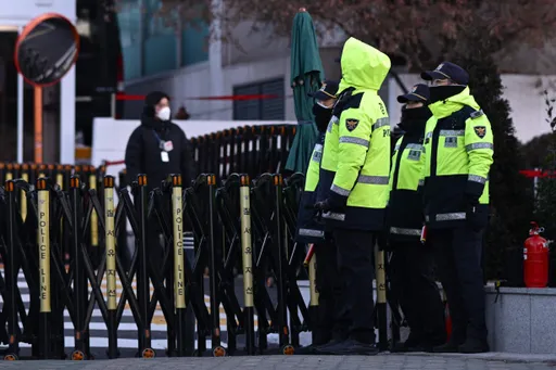 한국에서 20대 남성이 10대 3명을 흉기로 찔러 2명 사망
