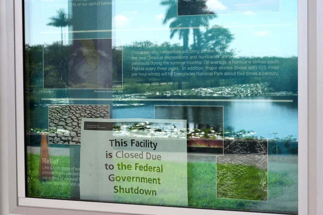 الإغلاق الحكومي يدخل حيز التنفيذ في أمريكا.. وتحذيرات من تسريح مئات آلاف الموظفين