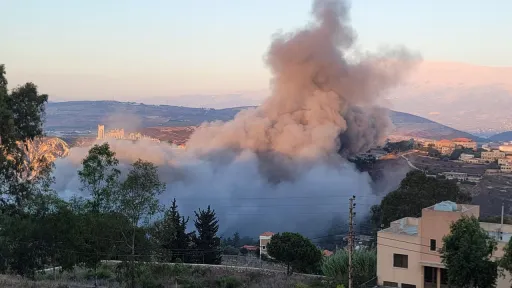 في خرق جديد لوقف النار... قتيل بغارة إسرائيلية على سيارة ببنت جبيل جنوبي لبنان