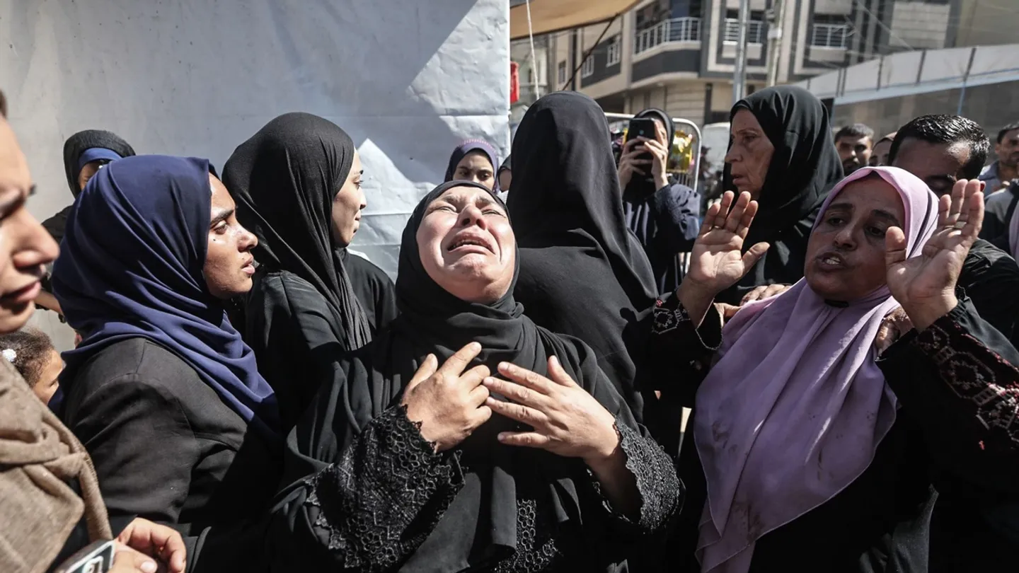 ارتفاع حصيلة التجويع والإبادة في قطاع غزة.. و"الصليب الأحمر" تعلق عملها إثر التصعيد الإسرائيلي