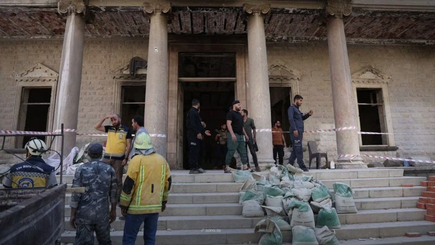 مصابون وعالقون تحت الأنقاض جراء انهيار سقف بمبنى أثري في دمشق