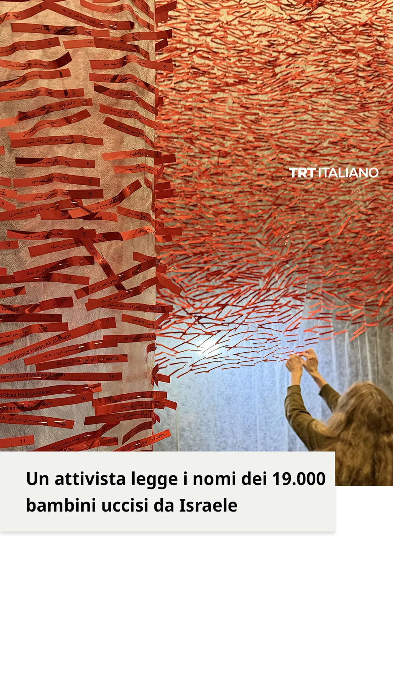 Uu attivista legge i nomi dei 19.000 bambini uccisi da Israele