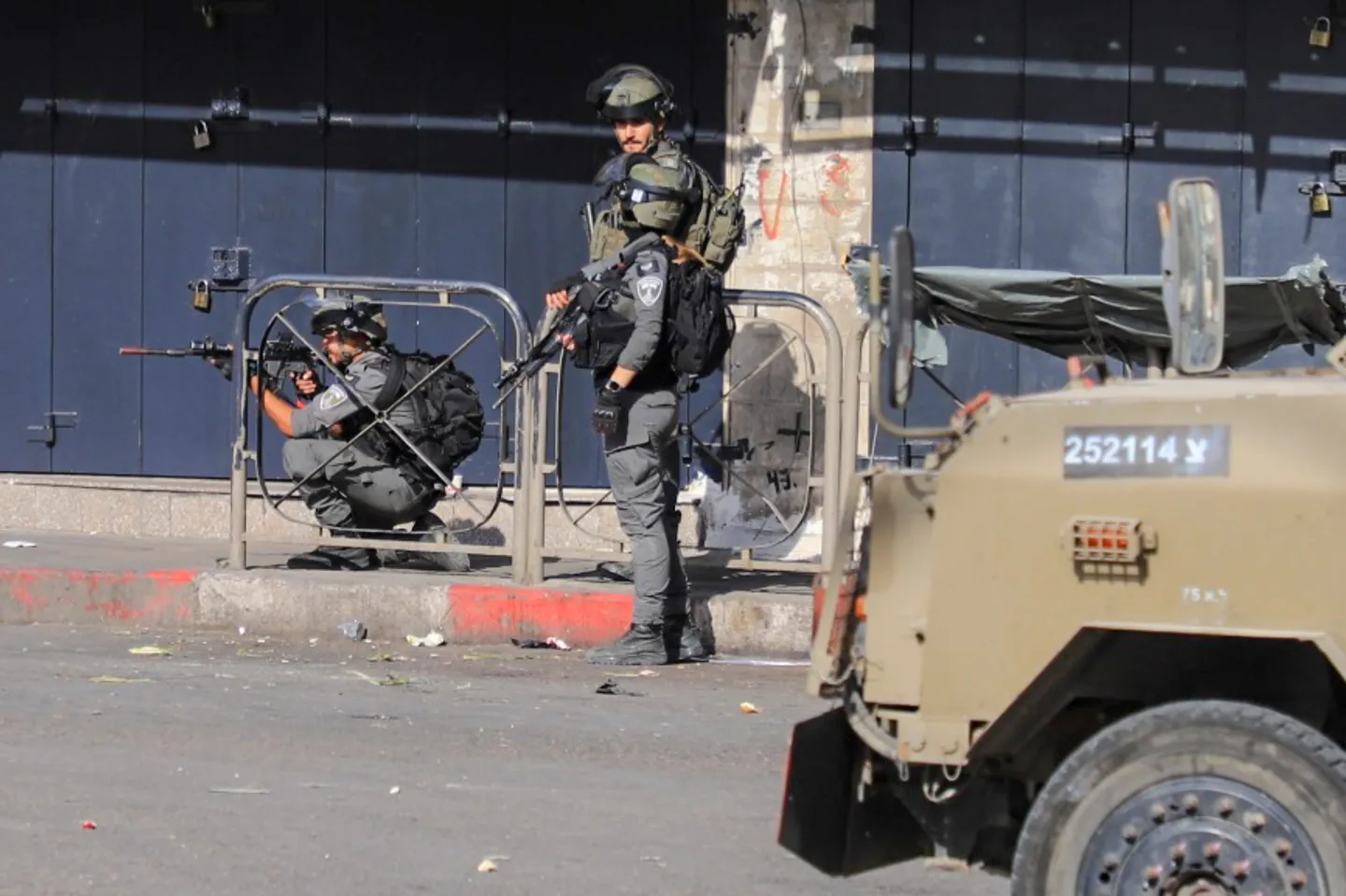 الاحتلال يصيب ويعتقل فلسطينيين في الضفة.. ومستوطنون يهاجمون قاطفي الزيتون بنابلس
