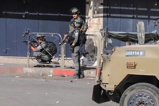 الاحتلال يصيب ويعتقل فلسطينيين في الضفة.. ومستوطنون يهاجمون قاطفي الزيتون بنابلس