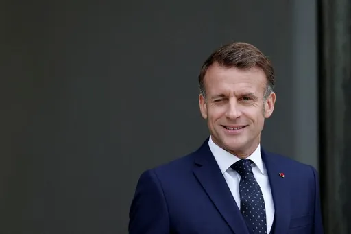 Macron, le monarque républicain qui vacille