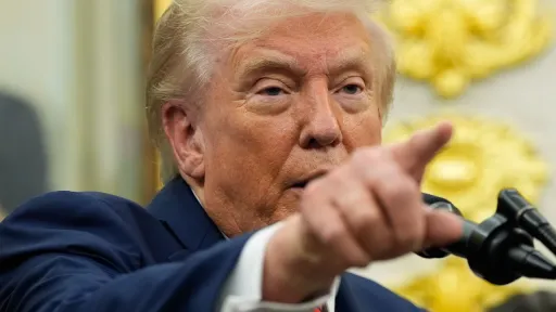 Трамп возобновляет торговую войну с Китаем