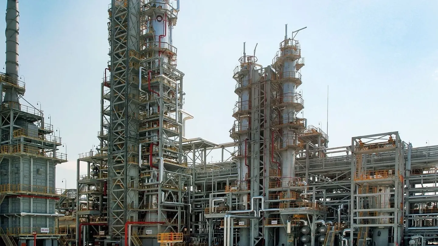 Пылает один из главных нефтезаводов России