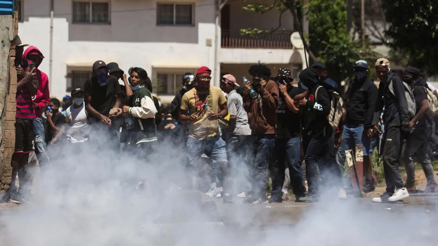 Protestos eclodem em Madagáscar, com milhares a exigirem a demissão do Presidente Rajoelina