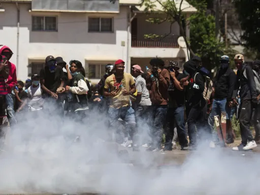 Protestos eclodem em Madagáscar, com milhares a exigirem a demissão do Presidente Rajoelina