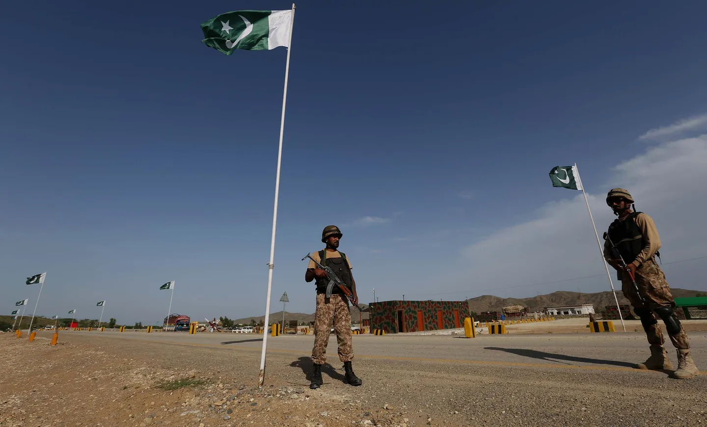 Pakistan shuts Afghan border, vows “strong response” after deadly cross-border clashes