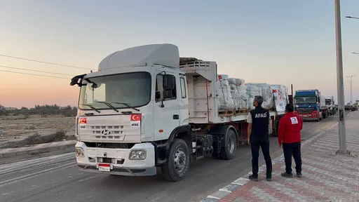 لتلبية الاحتياجات الإنسانية.. إرسال 100 شاحنة مساعدات تركية إلى قطاع غزة