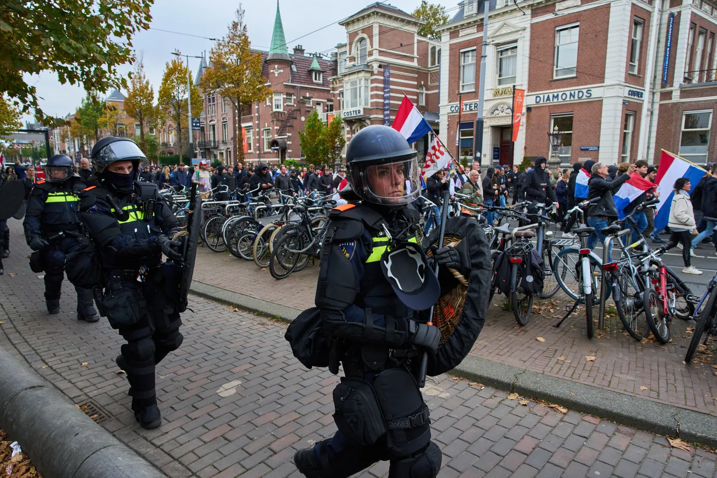 Gemeentebijeenkomst Uitgeest verstoord door anti-azc demonstranten