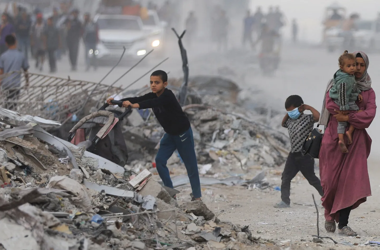 Palestinos vuelven a ciudades “fantasmas” en Gaza, mientras Egipto pide enviar fuerza internacional