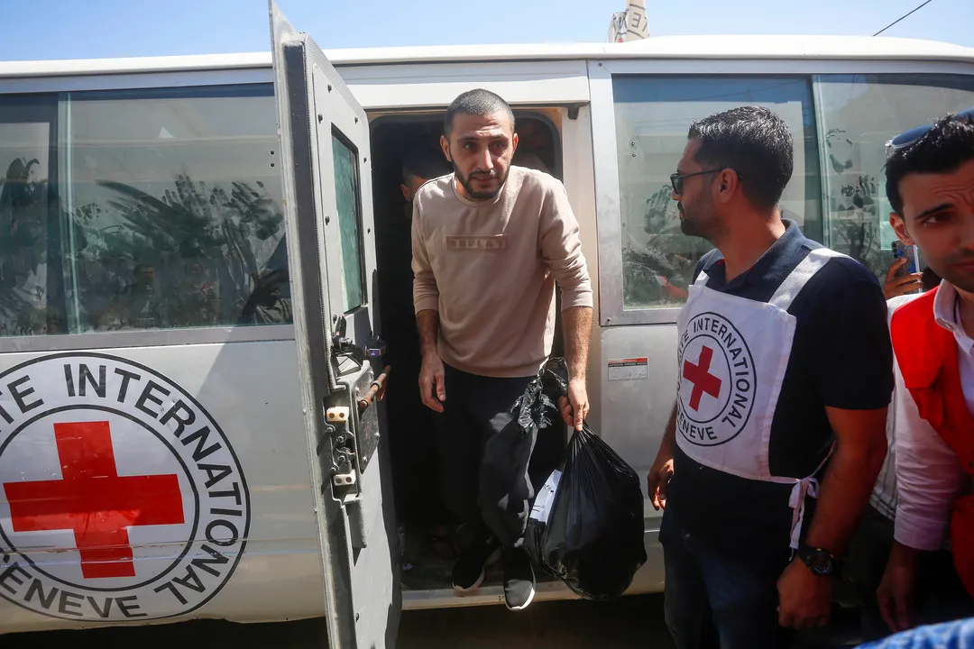Israël commence à libérer des prisonniers palestiniens dans le cadre de l'accord de cessez-le-feu