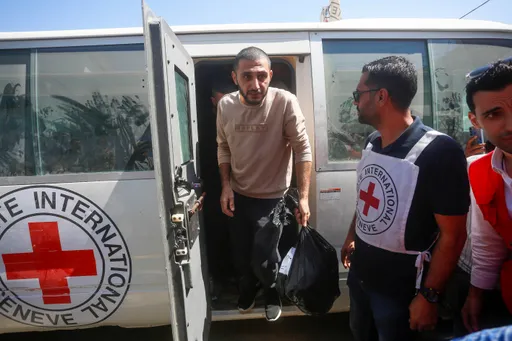 Israël commence à libérer des prisonniers palestiniens dans le cadre de l'accord de cessez-le-feu