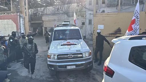 حماس تدعو الوسطاء لإلزام إسرائيل تنفيذ خطة ترمب وتسمح للمحتجزين بالتحدث مع عائلاتهم