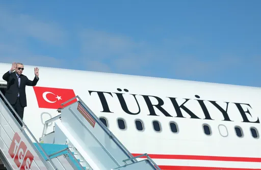 Erdoğan niset drejt Egjiptit për të marrë pjesë në Samitin e paqes për armëpushimin në Gaza