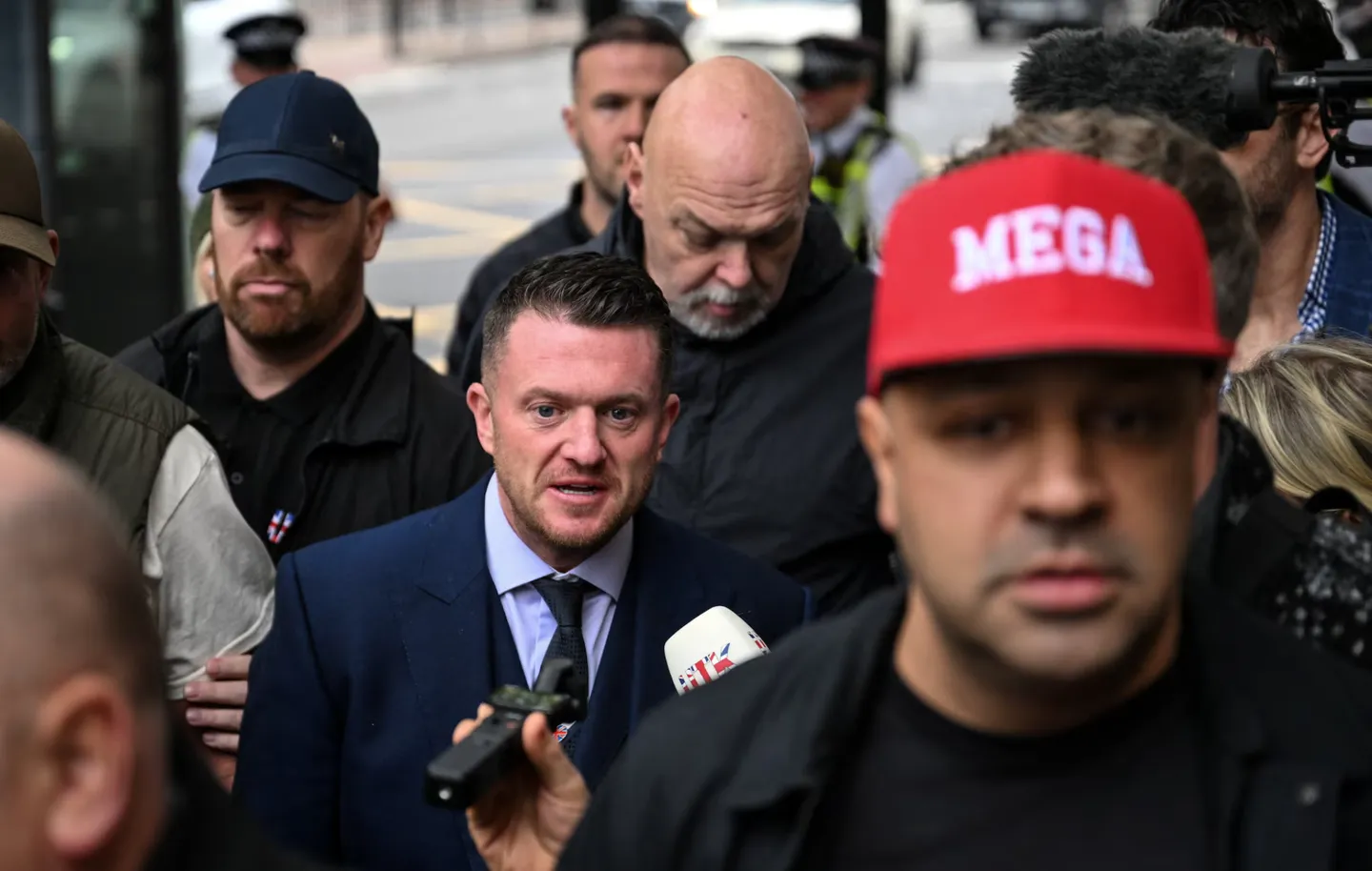 Маск финансирует защиту ультраправого активиста?