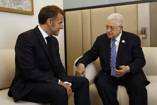 Macron reçoit mardi Mahmoud Abbas