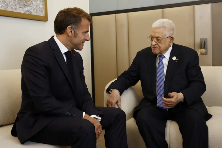 Macron reçoit mardi Mahmoud Abbas