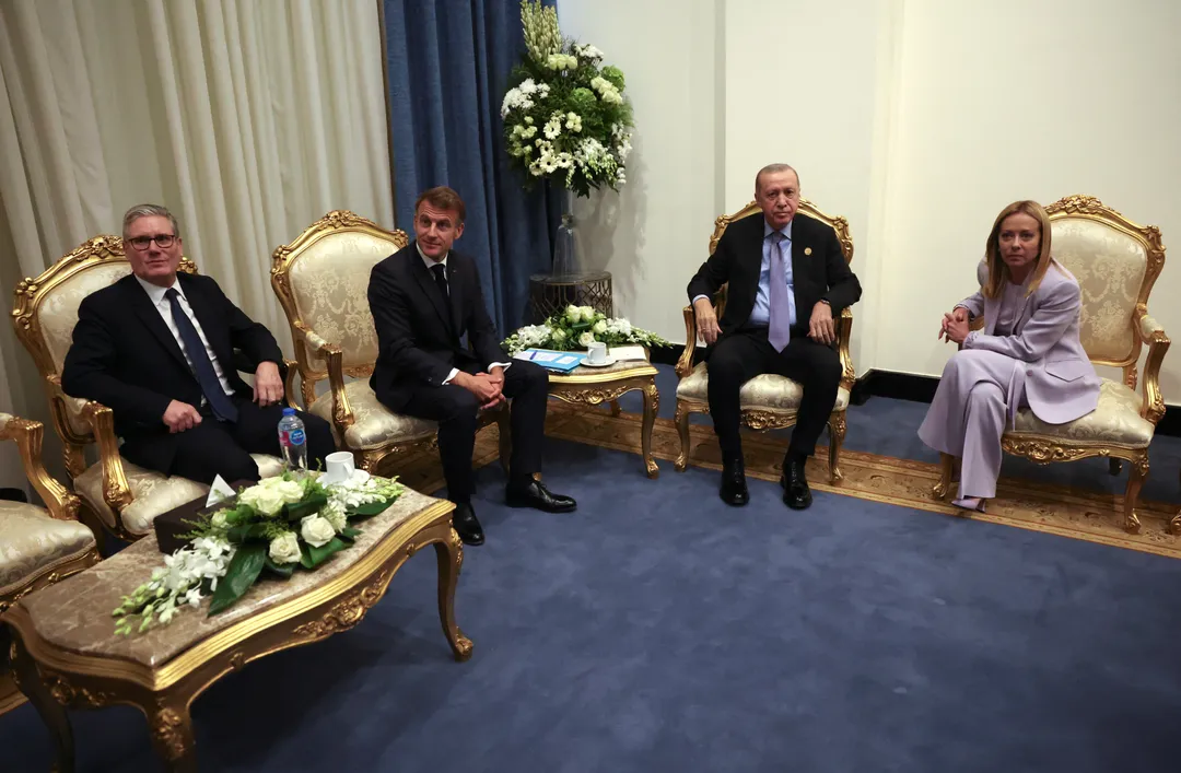 Presidente Erdogan se reúne con líderes durante la cumbre sobre Gaza en Egipto
