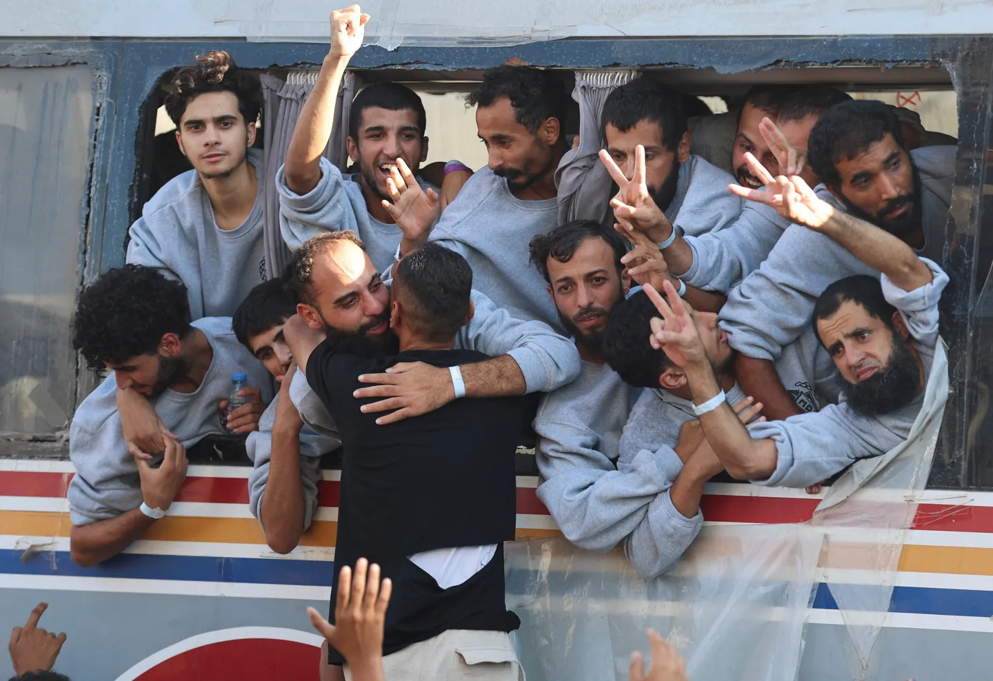 فلسطينيون محرّرون يصلون إلى غزة بأوضاع صحية صعبة.. والقسام: سنسلّم اليوم جثامين 4 أسرى