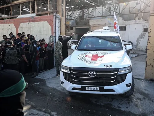 Hamas entrega mais 13 reféns israelitas à Cruz Vermelha em Gaza