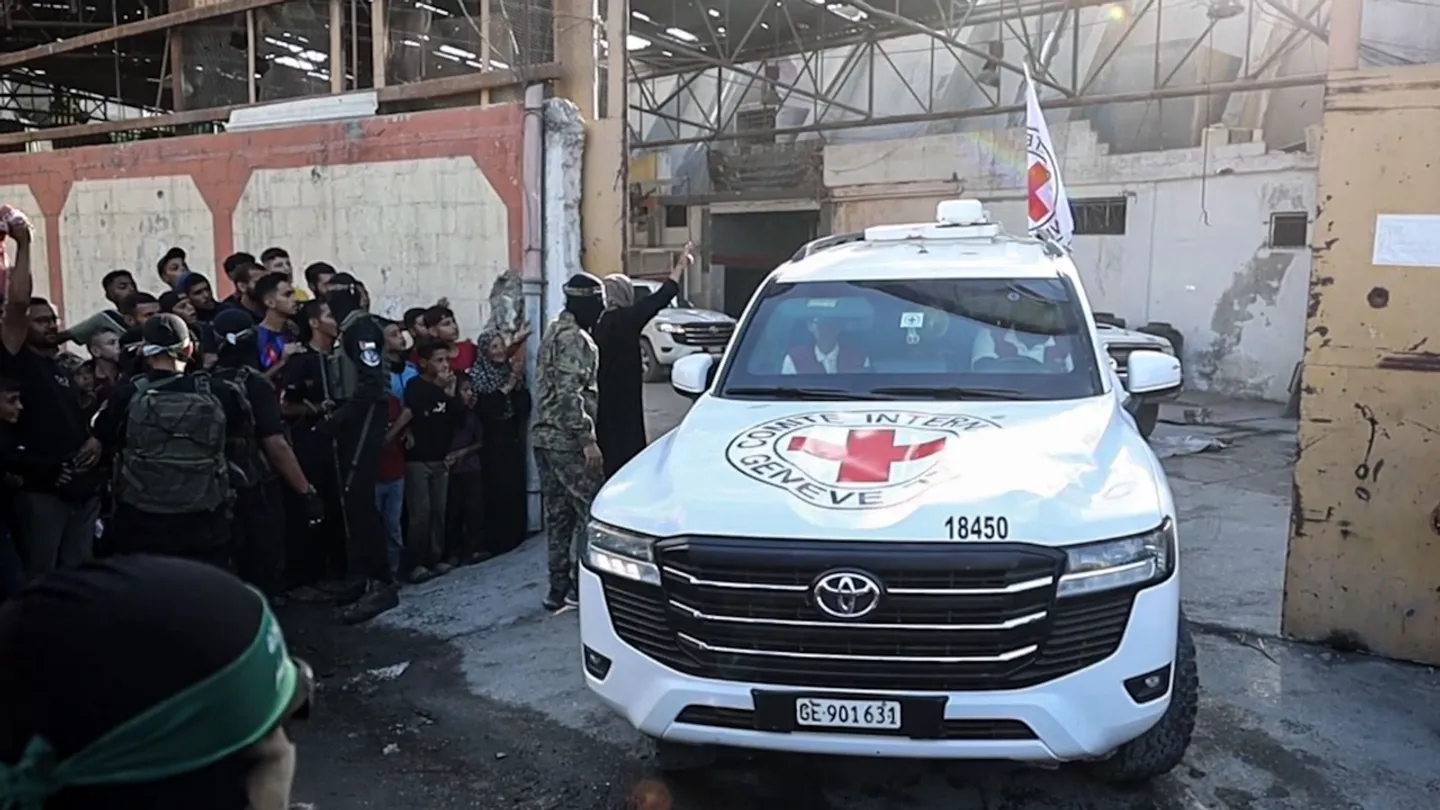 Hamas entrega mais 13 reféns israelitas à Cruz Vermelha em Gaza