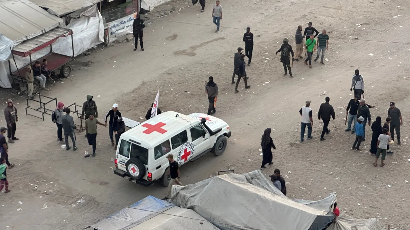 بدء الإفراج عن المحتجزين الإسرائيليين في غزة والقسام تعلن التزام الاتفاق "ما التزم الاحتلال"