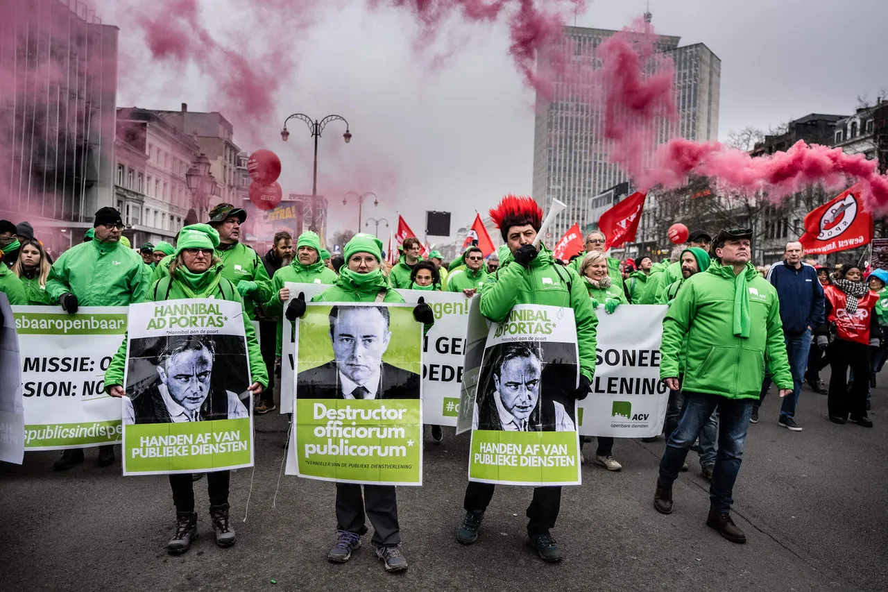 Nationale betoging in Brussel ontaardt: politie zet waterkanon en traangas in