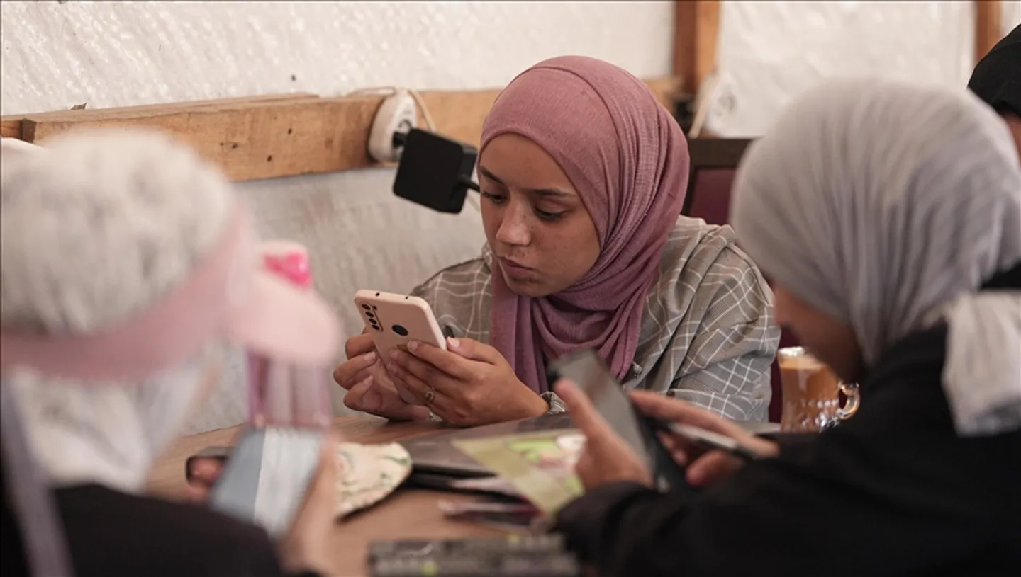 بعد عامين من انقطاع التعليم بسبب الإبادة.. فرحة طلاب الثانوية العامة بنتائجهم تمتزج بالدمار والفقدان
