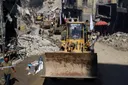 انتشال 38 شهيداً في غزة.. وجيش الاحتلال يحذر الفلسطينيين وسط أنباء عن تسليم رفات أسرى إضافيين