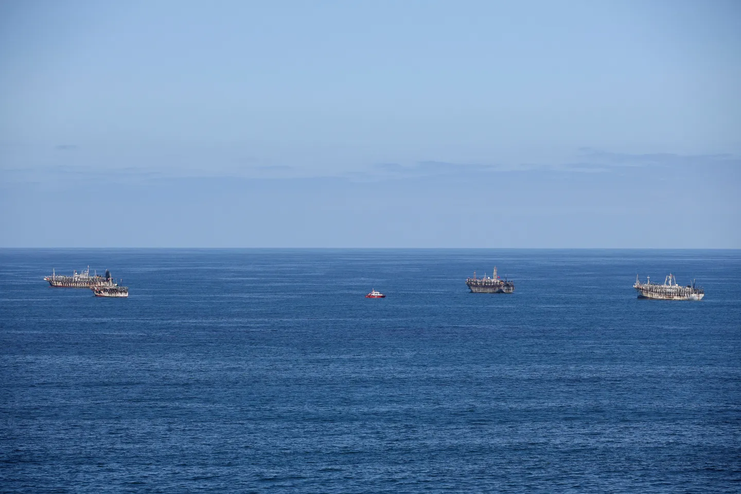 중국 어선, 한국 해안에서 침몰… 심정지 2명, 실종 3명