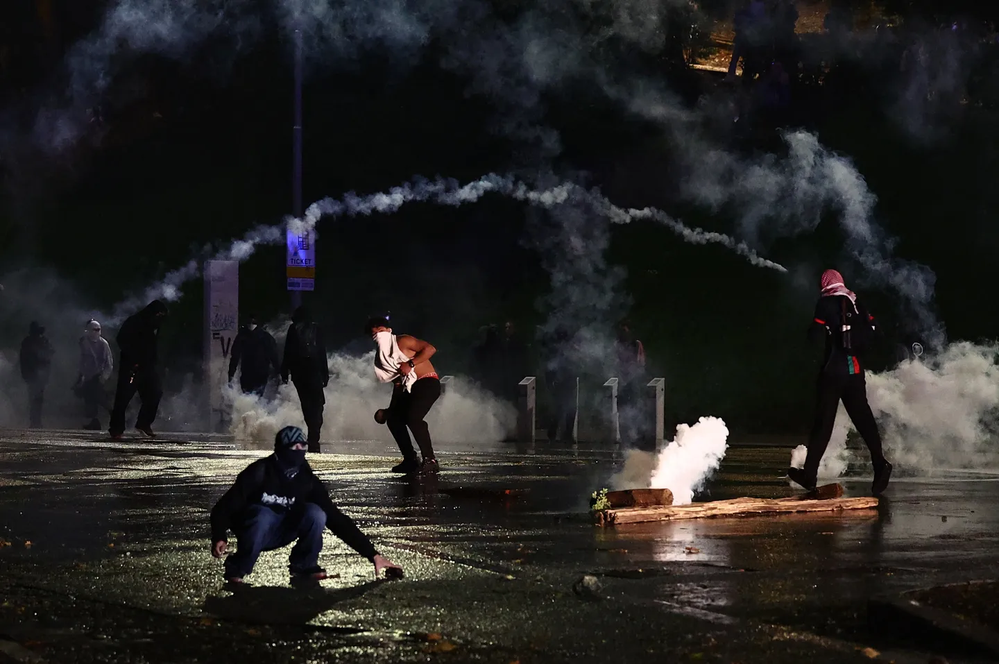 ایټالیا او اسرائیل ترمنځ فیفا نړیوال جام غوراوي سیالۍ څخه مخکې پولیسو فلسطین پلوه فعالان په نښه کړل