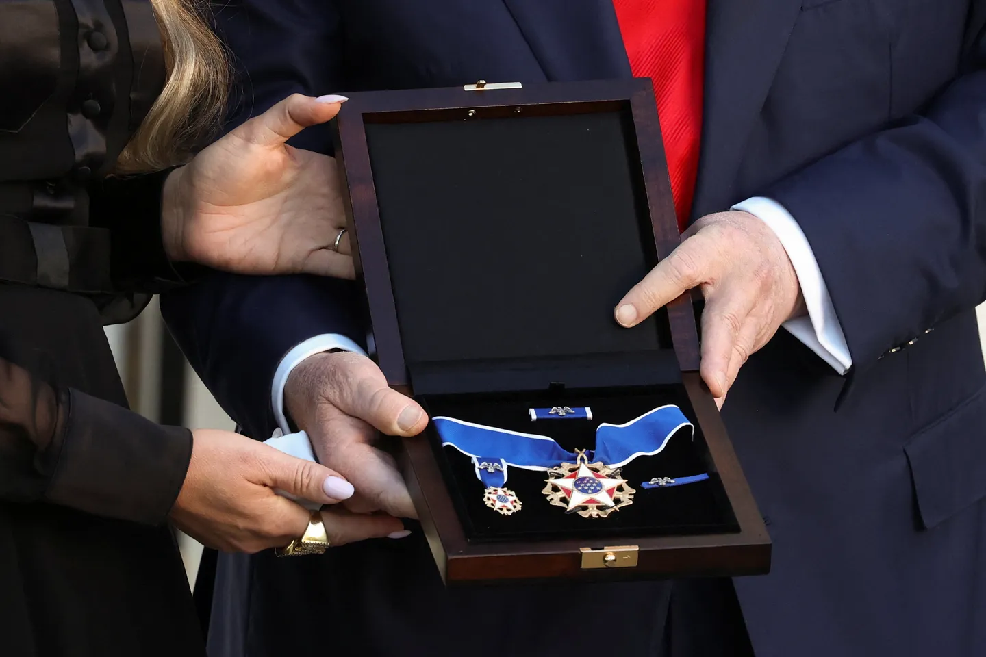 Trump posthumno odlikovao Charlieja Kirka Predsjedničkom medaljom slobode