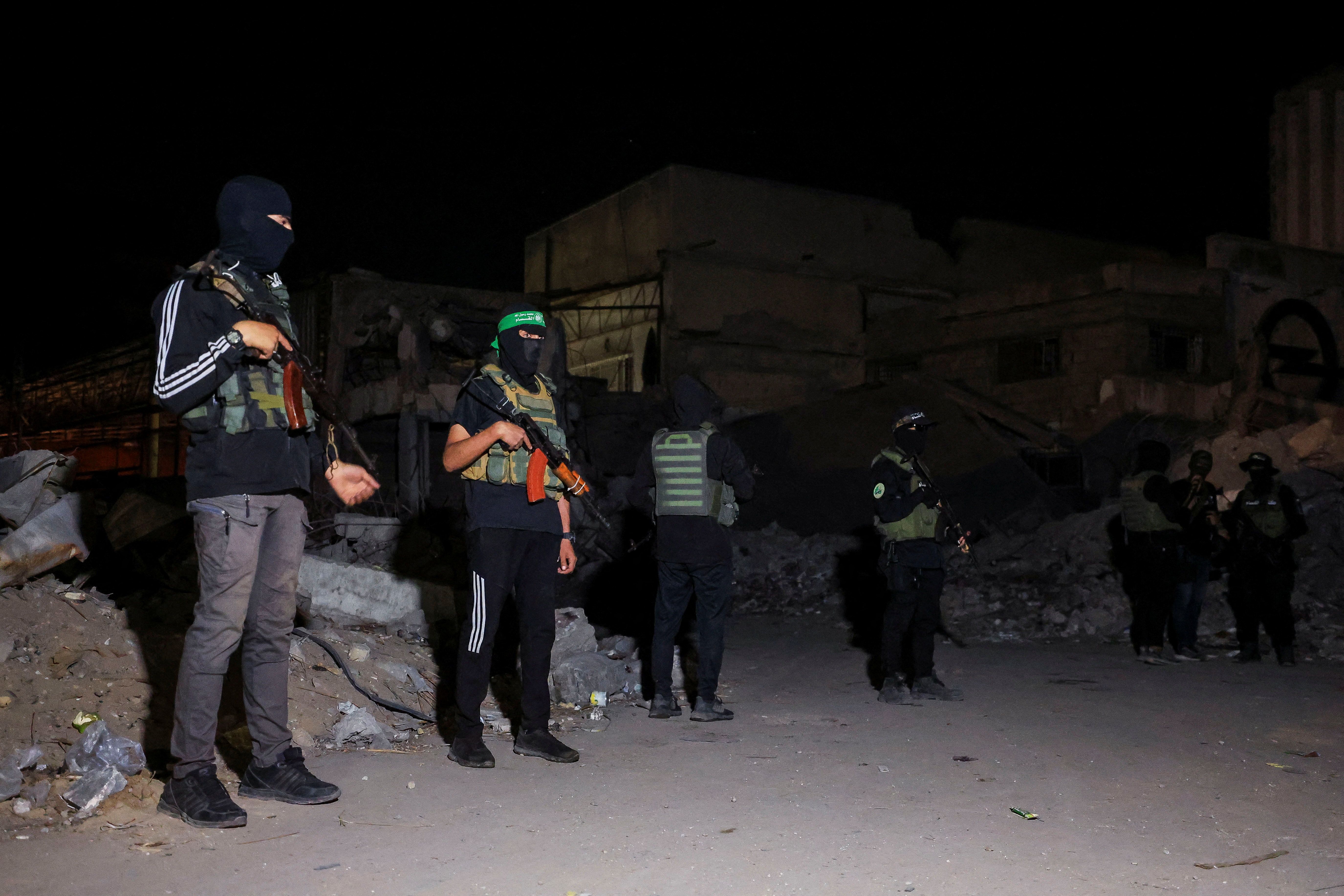 Ogli bilan dam olayotgan onaning porno videosi