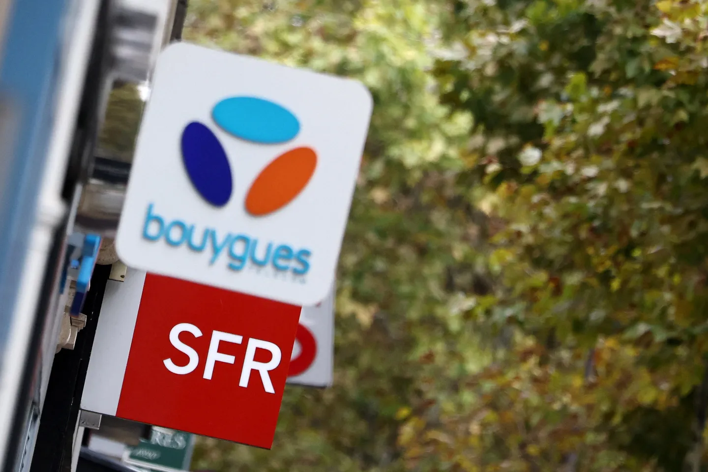 SFR rejette l'offre  de rachat déposée par Bouygues Telecom, Orange et Free