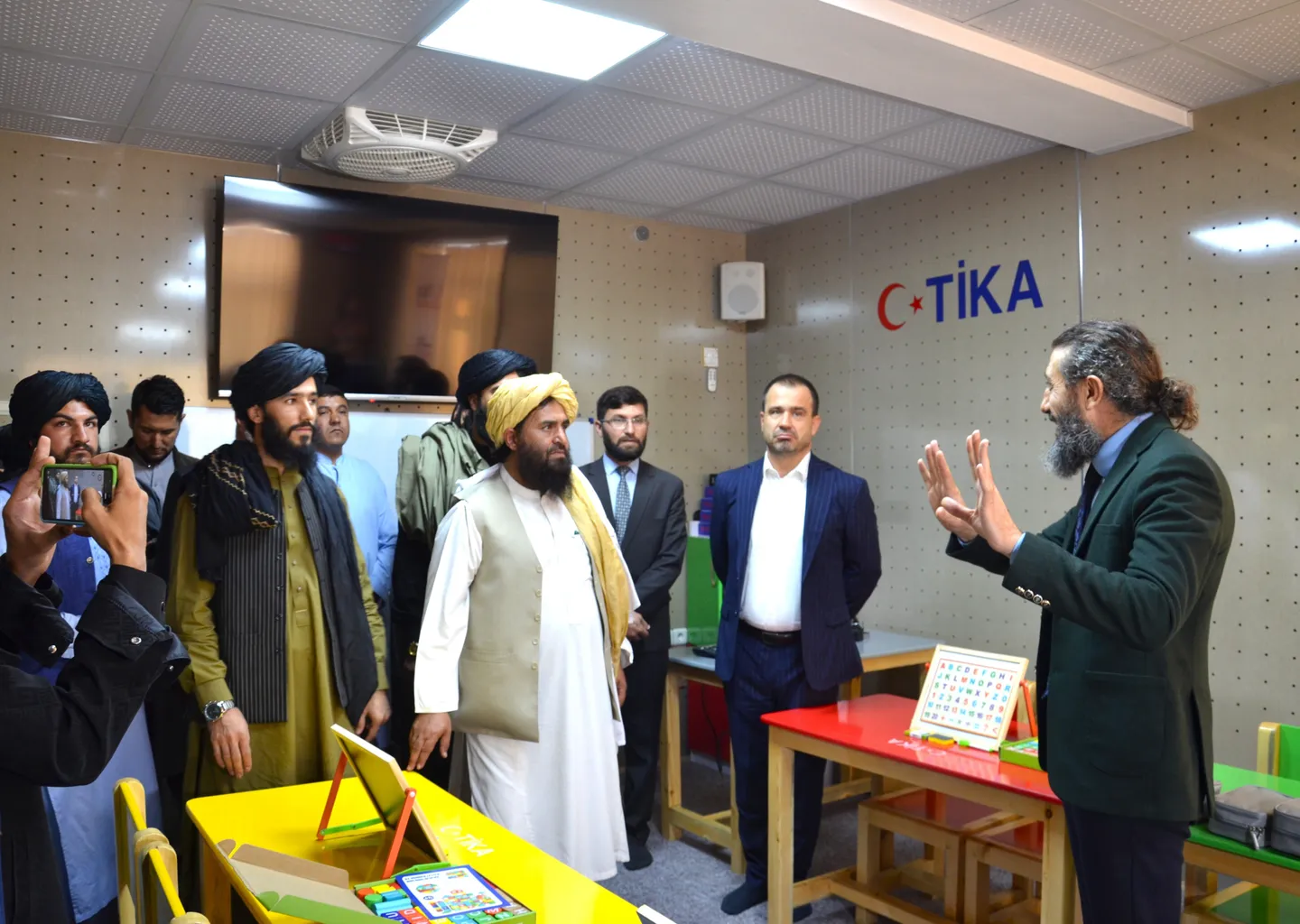 تیکا په افغانستان کې د اورېدو ستونزې لرونکو زدهکوونکو لپاره د غږیزو ځانګړتیاوو لرونکي ټولګي جوړ کړل