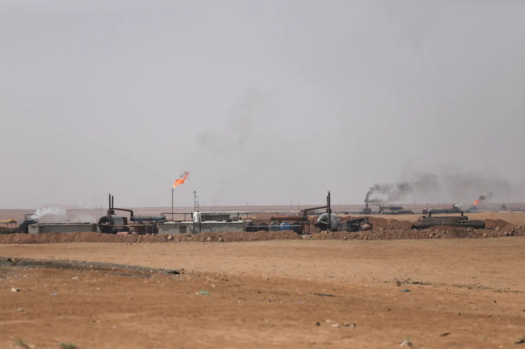 قتلى في تفجير يستهدف حافلة عمال النفط شرقي سوريا