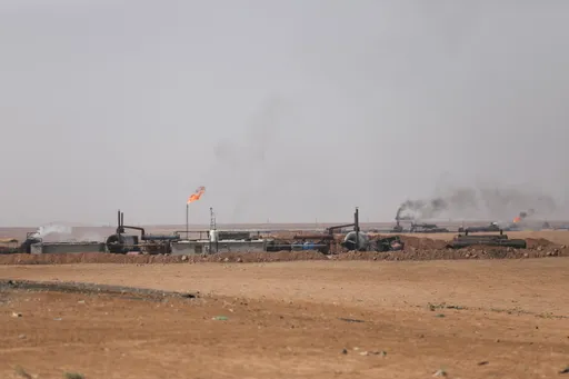 قتلى في تفجير يستهدف حافلة عمال النفط شرقي سوريا