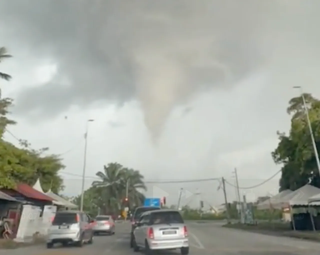 11 murid cedera dalam ribut luar biasa di Telok Panglima Garang