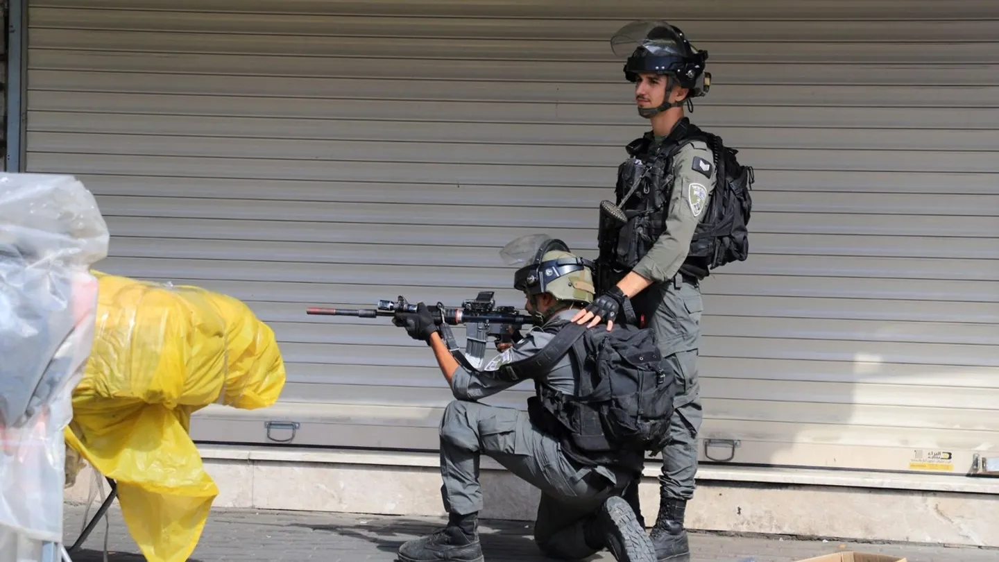 جيش الاحتلال يعتقل 24 فلسطينياً في حملة اعتقالات واسعة بالضفة ويهدم منزلاً في رام الله