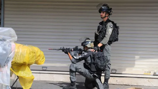 جيش الاحتلال يعتقل 24 فلسطينياً في حملة اعتقالات واسعة بالضفة ويهدم منزلاً في رام الله